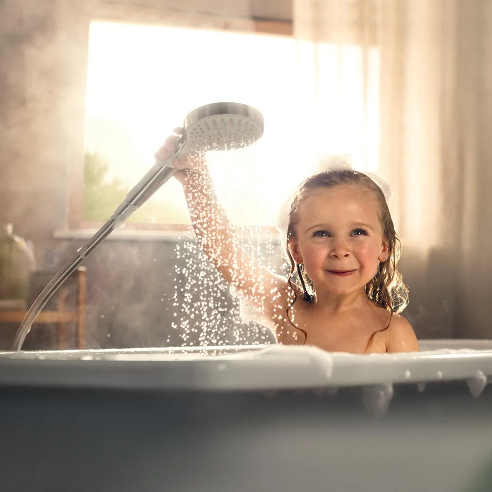 Kind in der Badewanne