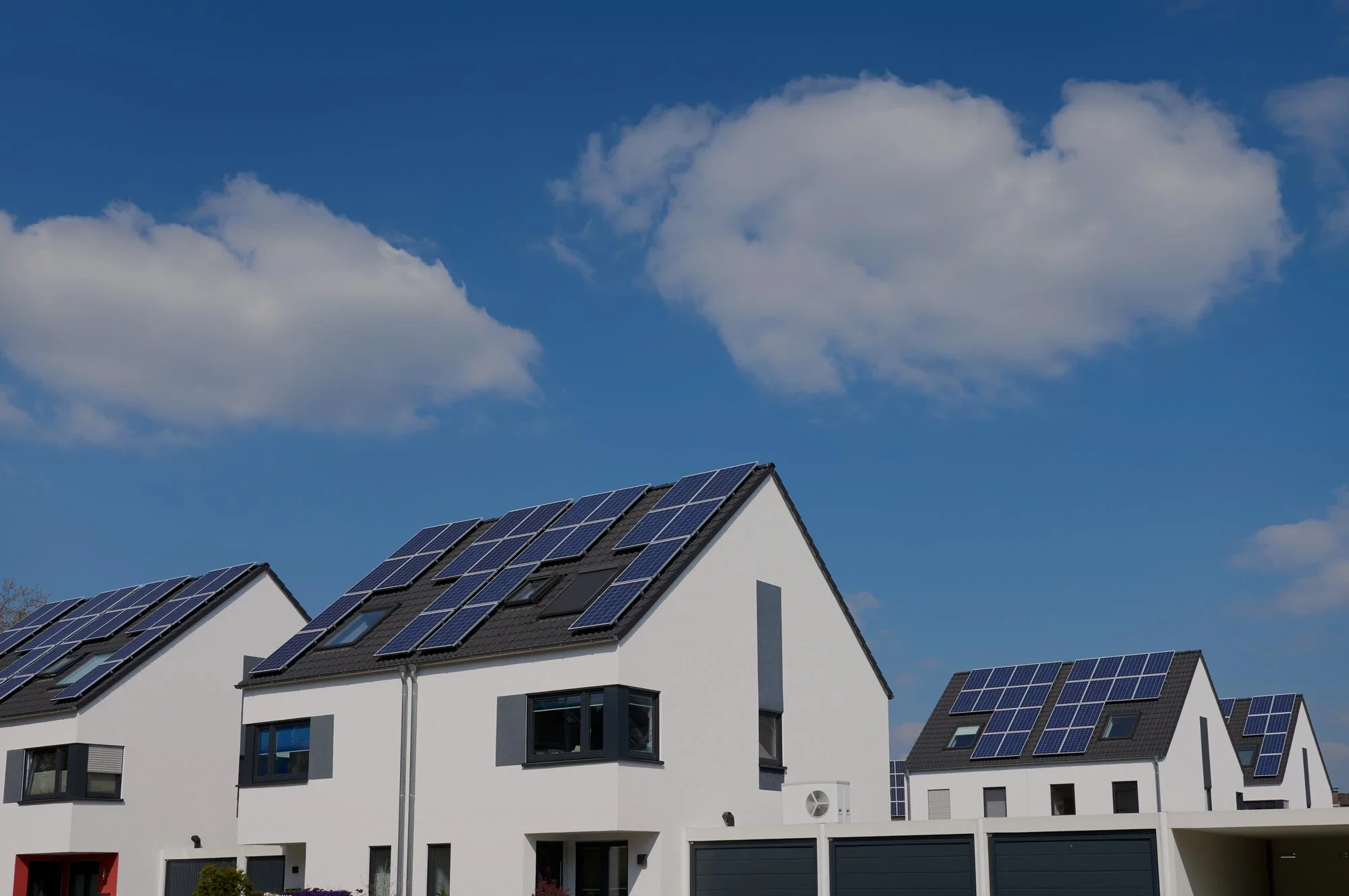 Wohnhäuser mit Photovoltaikanlage und Wärmepumpe