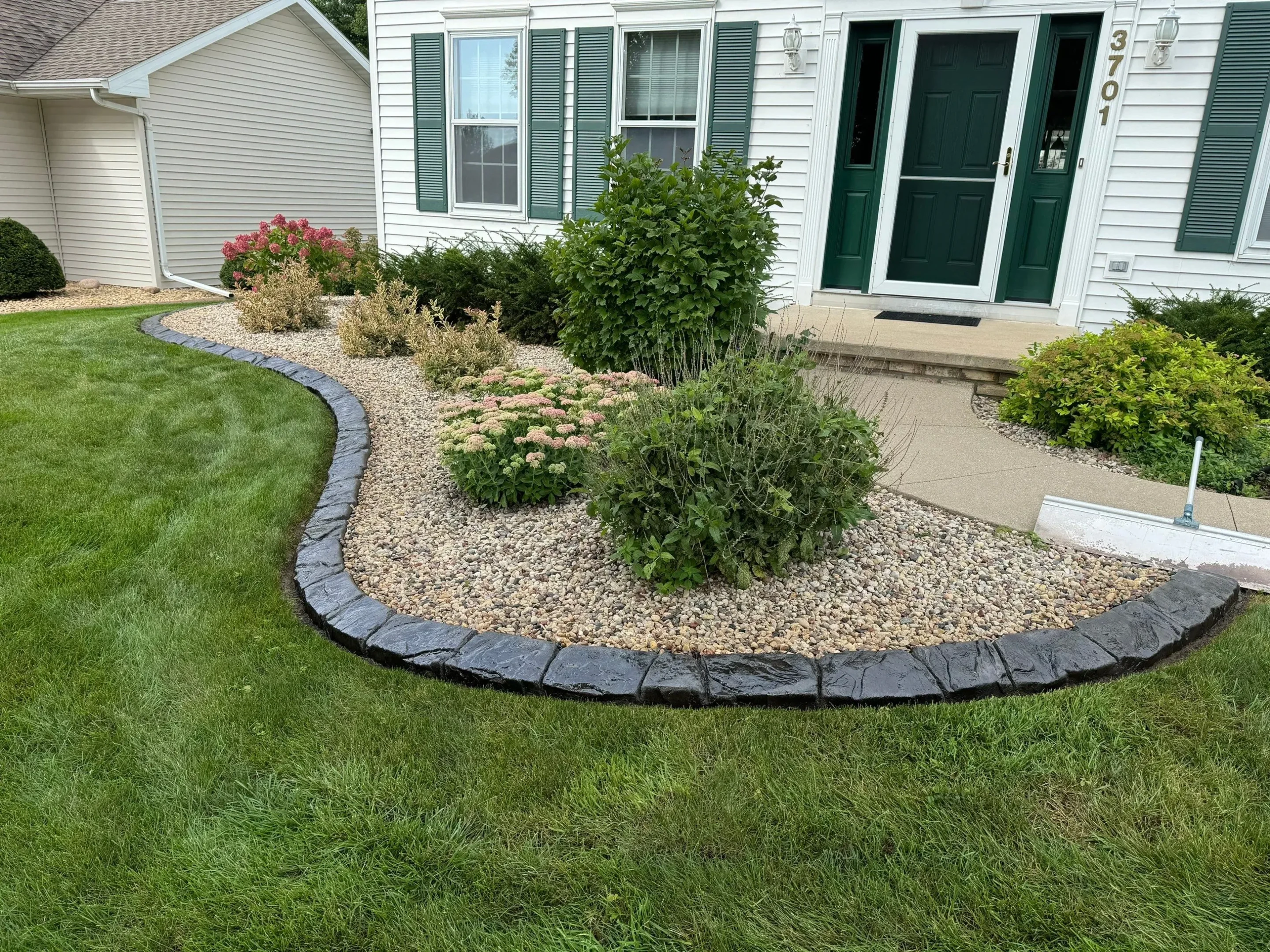 Decorative landscape curbing in an EdgeCraft service community