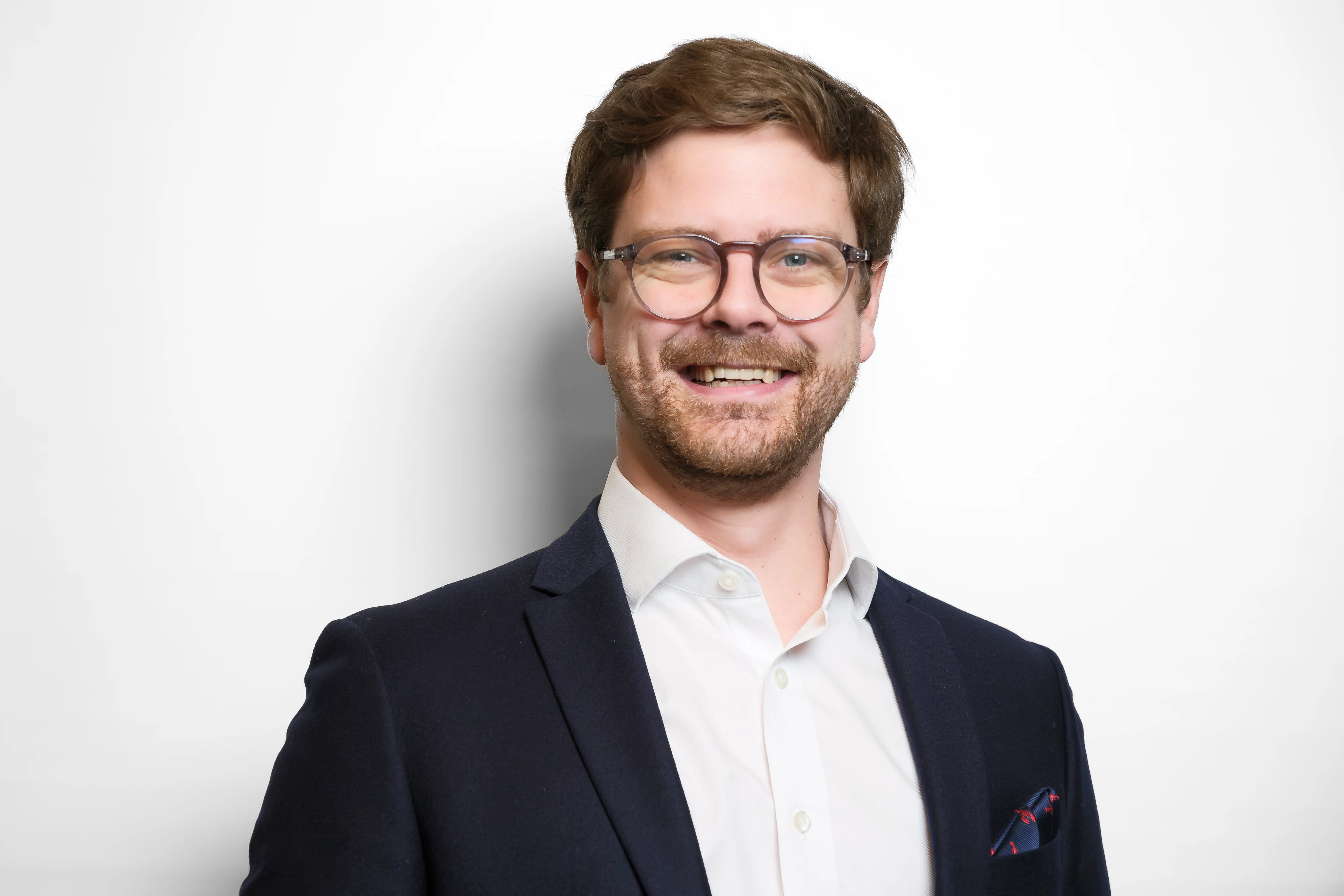 Portrait d’Antoine Depoux souriant, avec des lunettes et une veste sombre sur fond clair, fondateur de Heal On Site