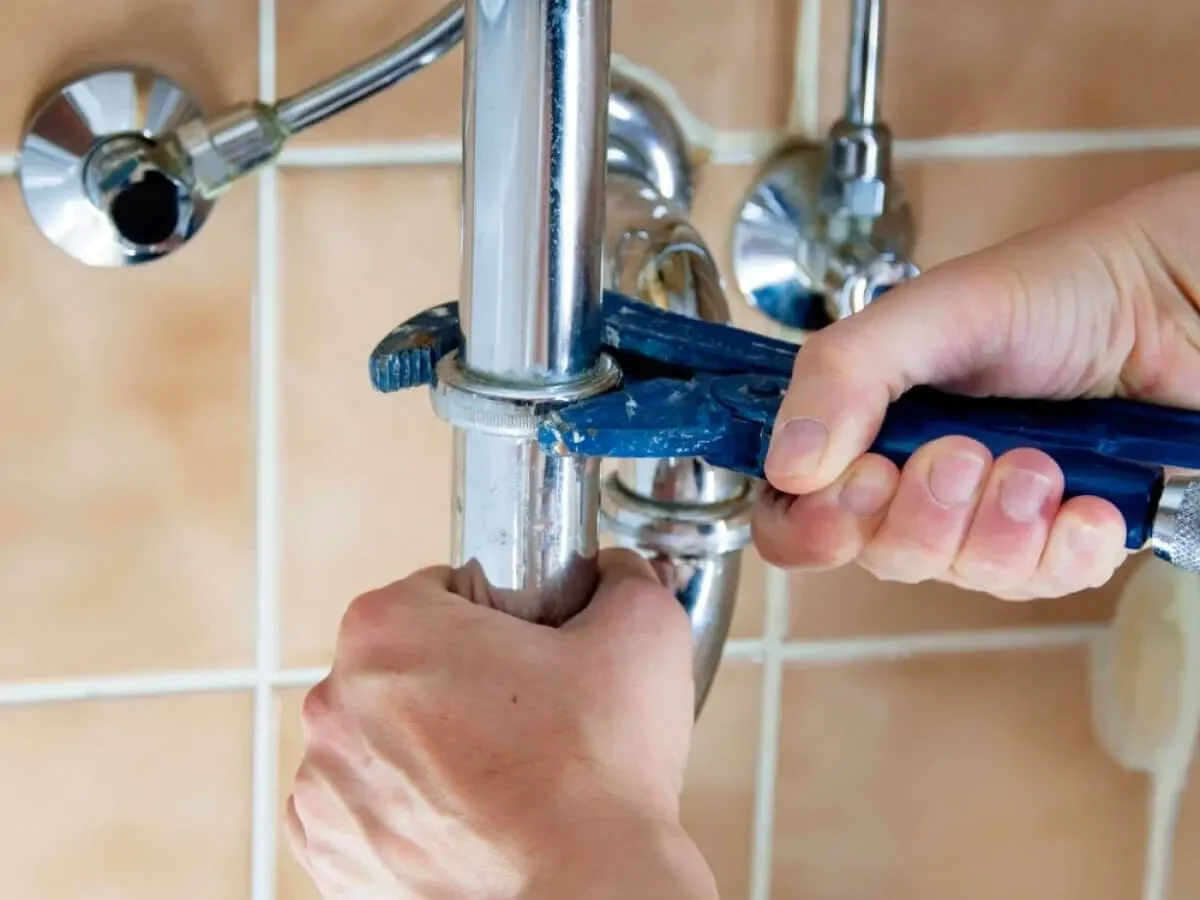 Installateur repariert ein Rohr