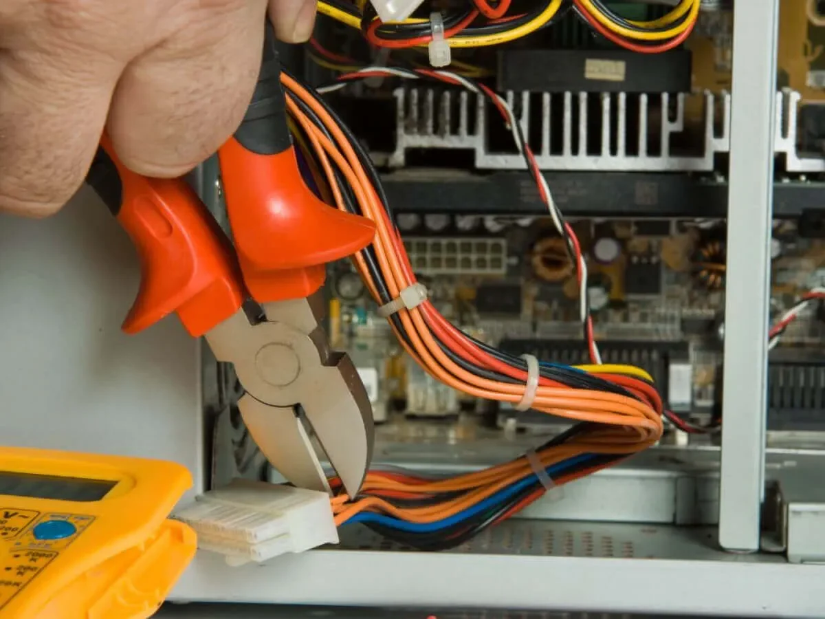 Elektriker arbeitet an einem Sicherungskasten