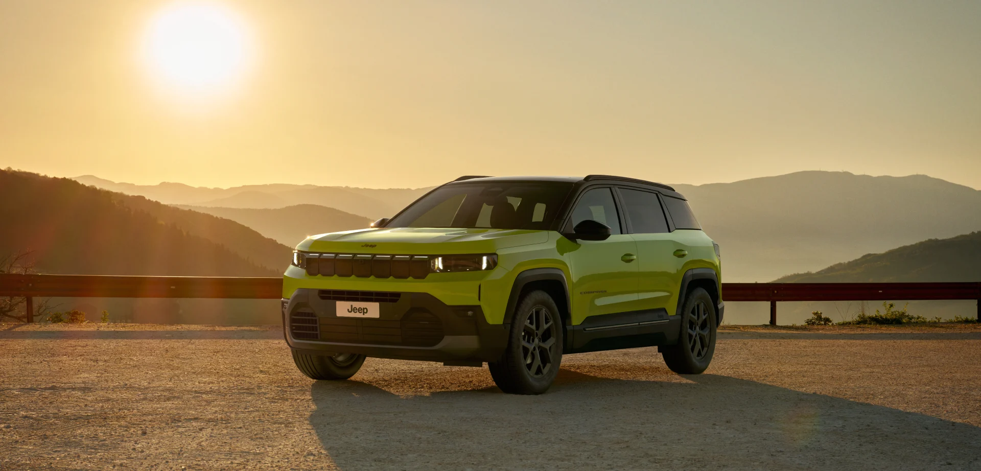 Neuer Jeep Compass e-Hybrid vor einer Berglandschaft bei Sonnenuntergang
