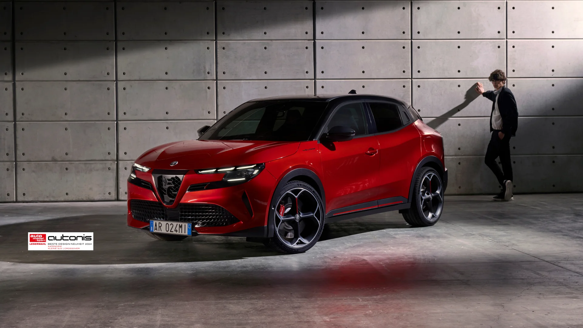 Roter Alfa Romeo Junior Elettrica Veloce vor einer Betonwand