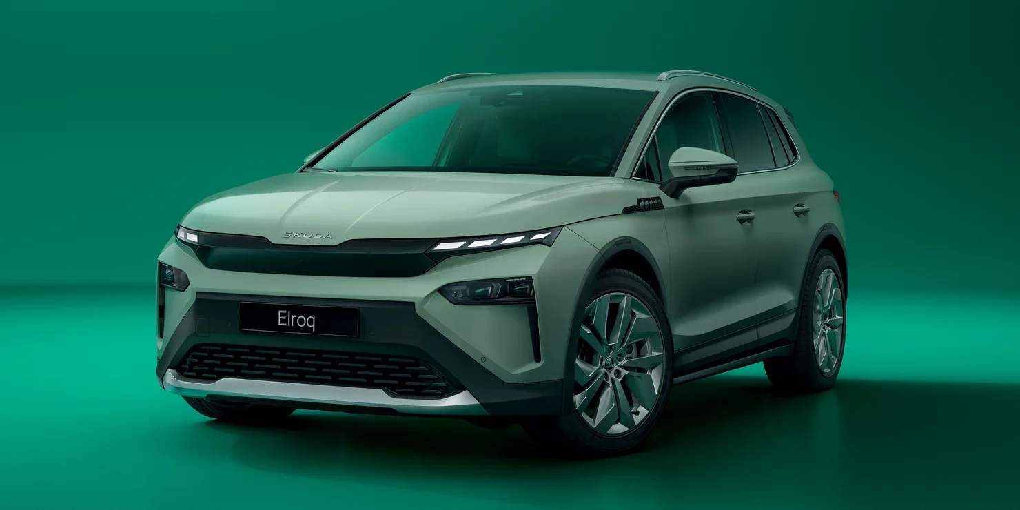 Škoda Elroq in Hellgrün vor grünem Studiohintergrund, offizielles Herstellerfoto