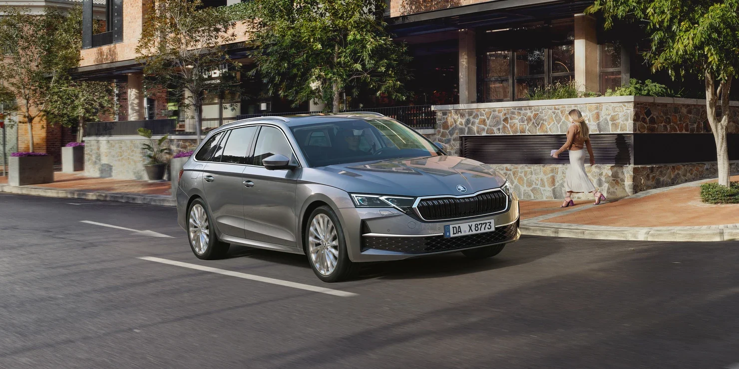Škoda Octavia Combi in einer Stadt, offizielles Baureihenfoto