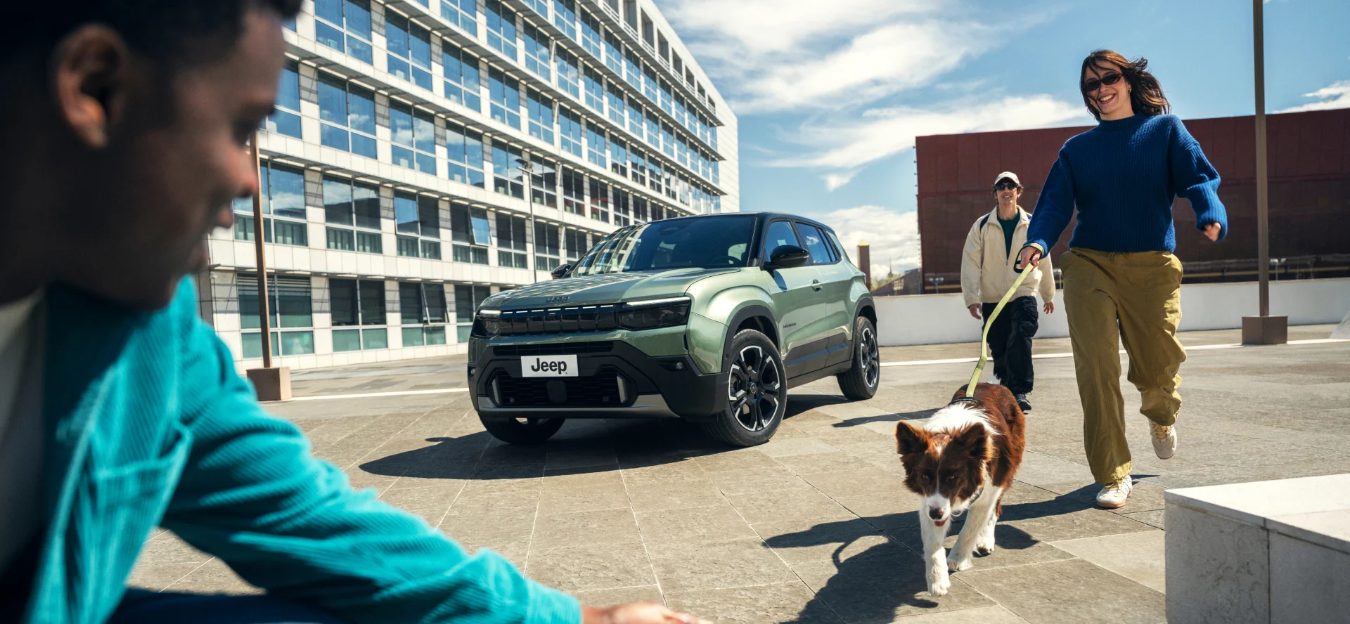Neuer Jeep Avenger MJ27 in einer urbanen Umgebung, offizielles Herstellerfoto