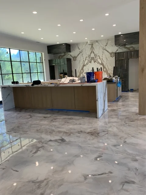 Marble-effect epoxy floor in a kitchen under construction