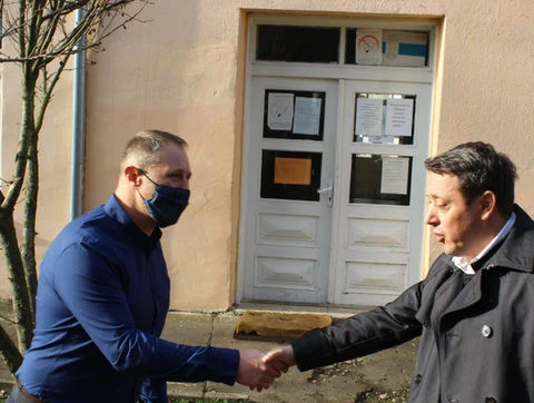 Donation to elementary school, photo 2