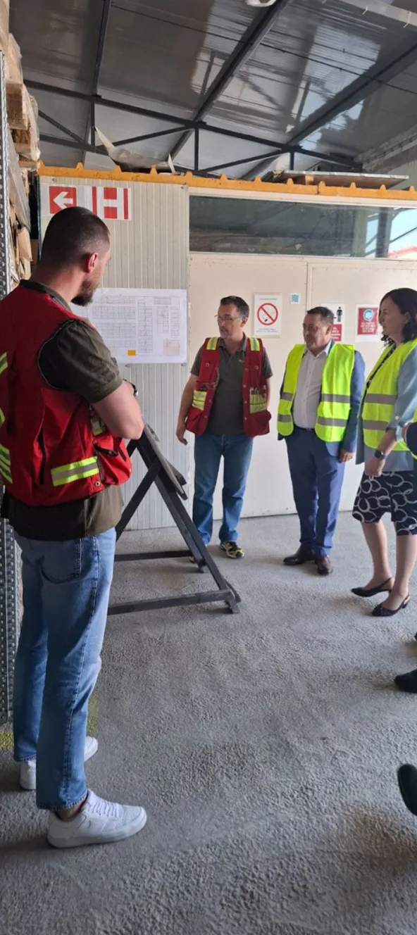Mundoro team briefing at a core storage facility