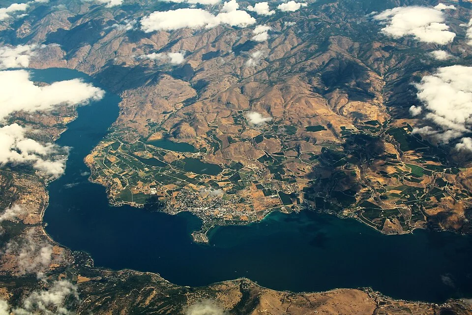 Lake Chelan winding between mountains in Washington