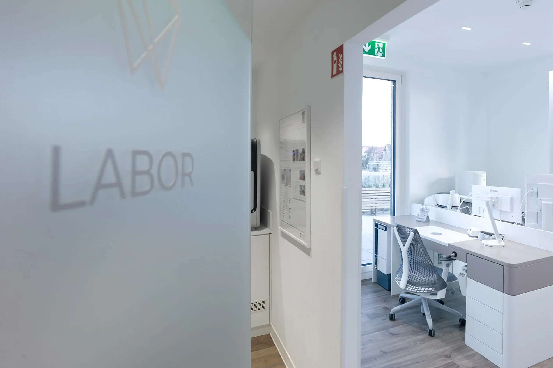Eingang zum praxiseigenen Dentallabor