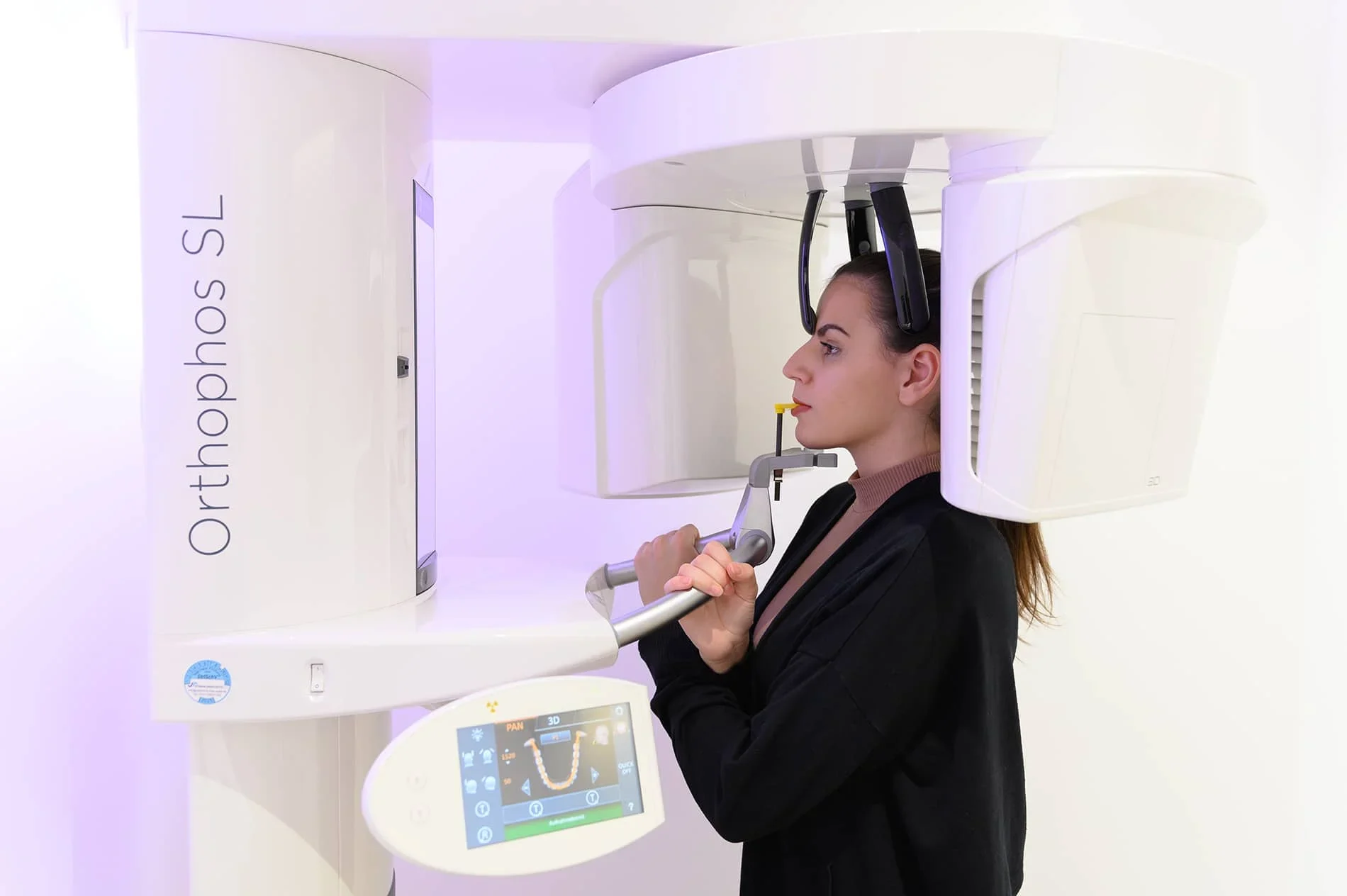 Patient bei einer 3D-Röntgenaufnahme