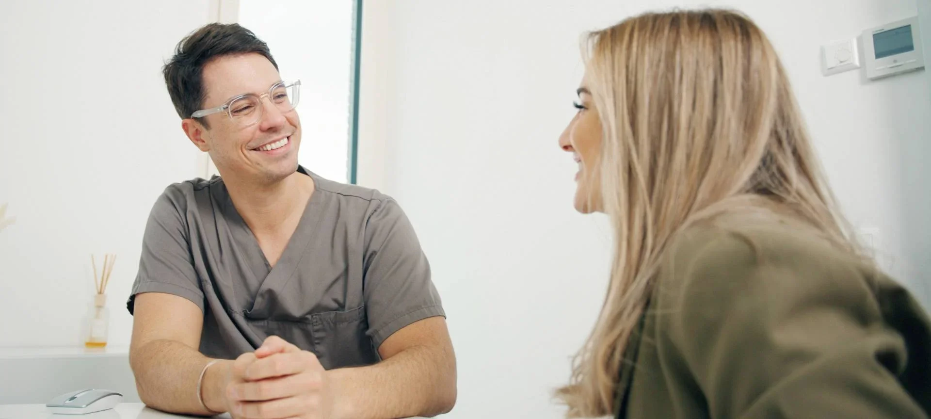 Zahnarzt im Gespräch mit einer Patientin in der Praxis PERL32