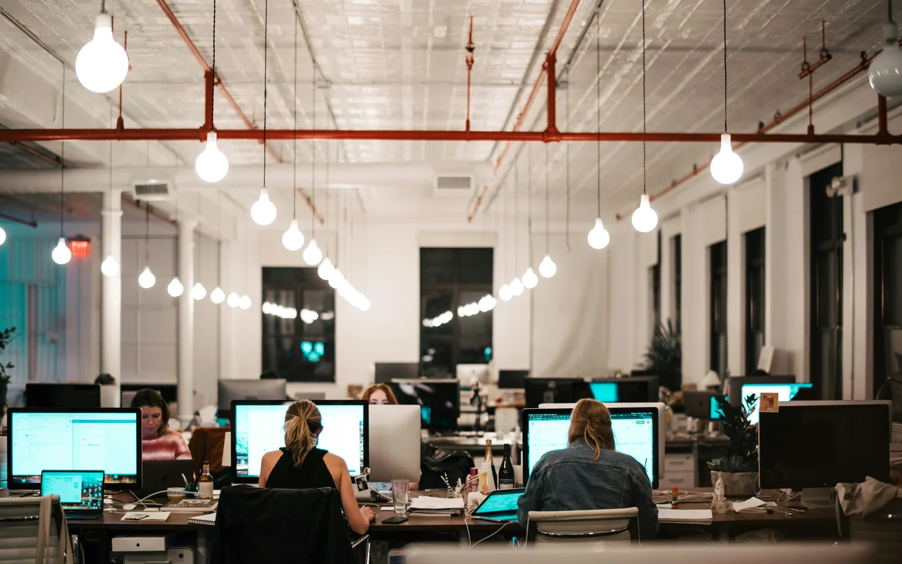 Slack Desk Booking: Officely vs. Envoy's Slack Integration