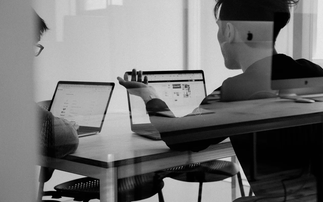 Best Desk Booking Software in 2026: Officely vs Envoy, Robin, OfficeSpace & More