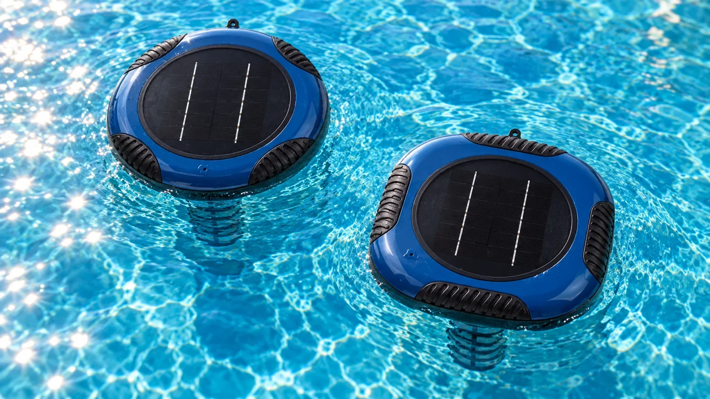 Ionizadores solares MARAZUAL redondo y cuadrado flotando juntos en una piscina