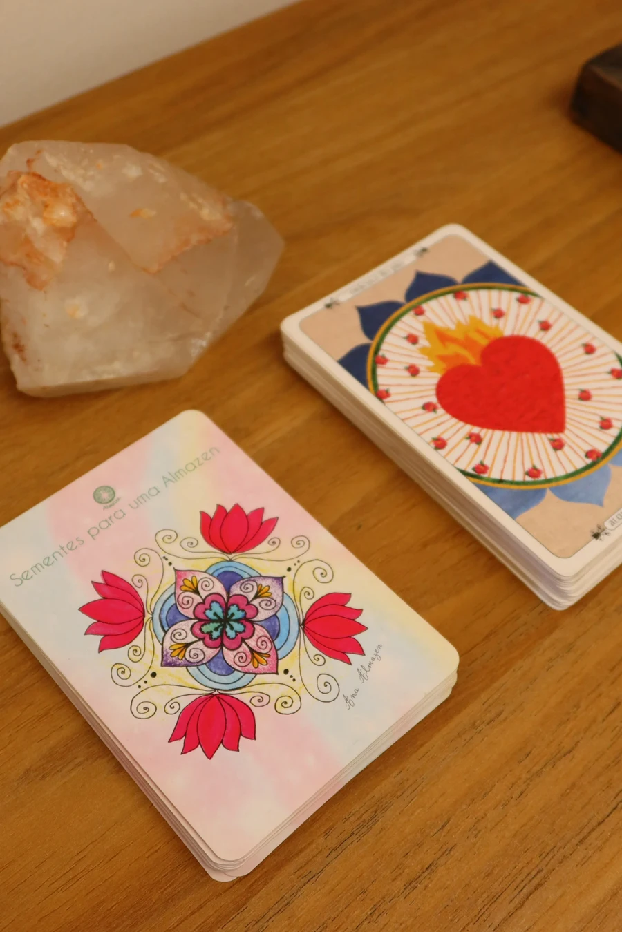 Cartas ilustradas e cristal sobre a mesa da Lecare