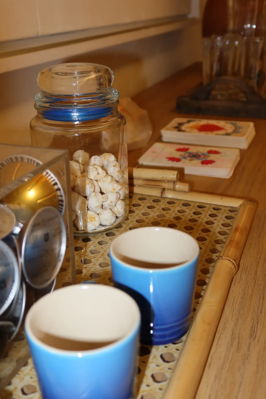 Cantinho do café com xícaras azuis e pote de biscoitos na Lecare