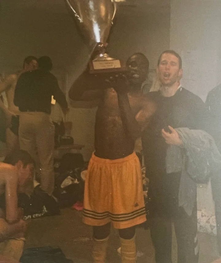 Célébration d’un trophée dans un vestiaire