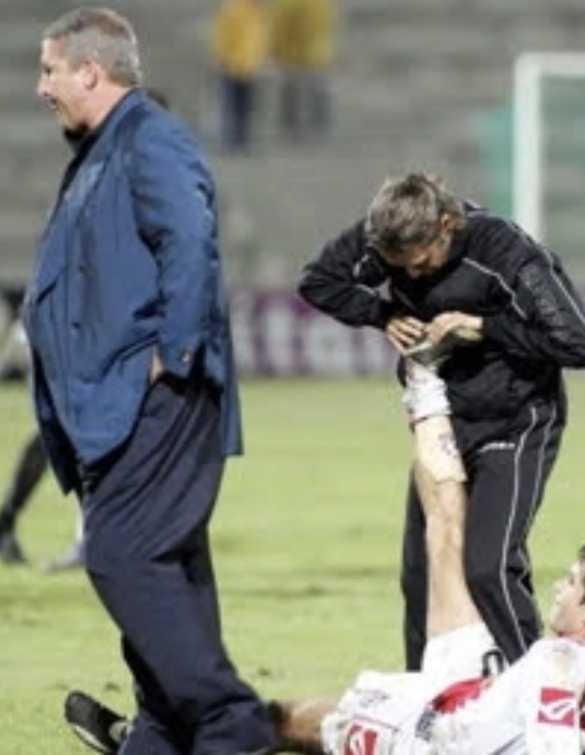 Cyrille Pavy auprès d’un joueur pendant un match de football professionnel