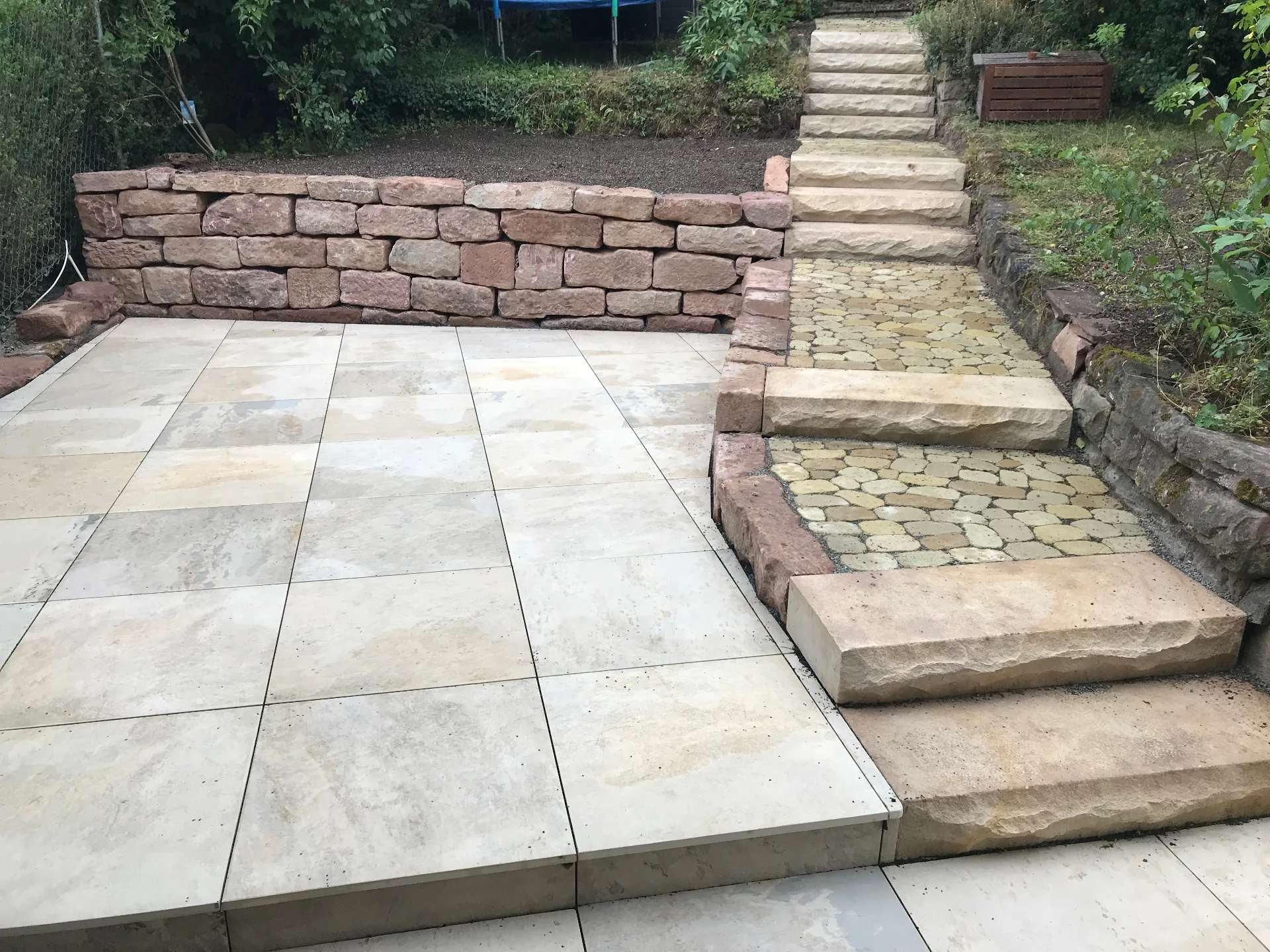 Terrasse mit Aufgang aus Naturstein