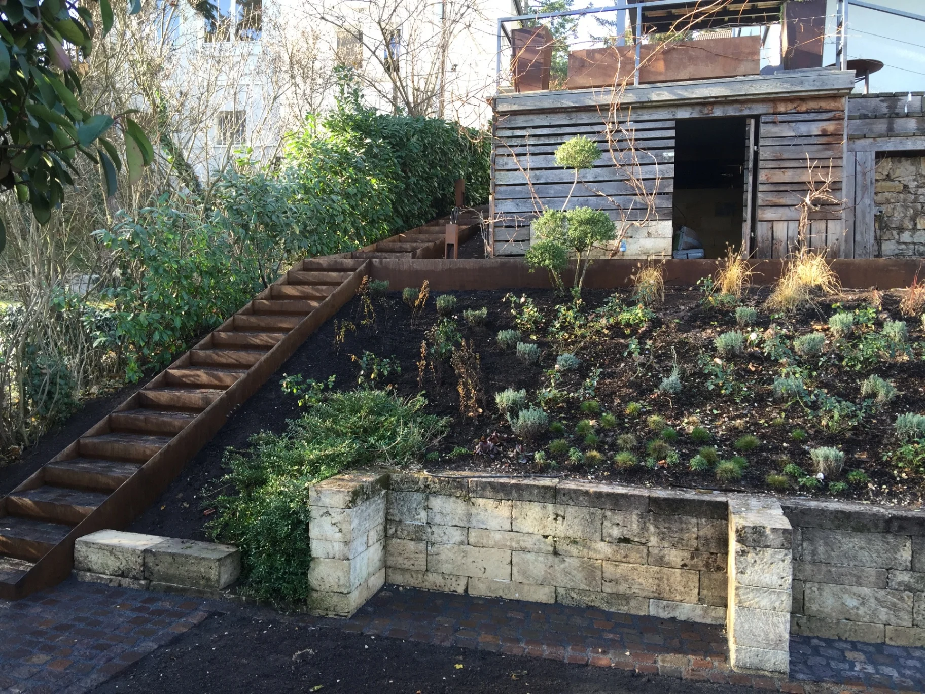 Moderne Gartenanlage in Hanglage
