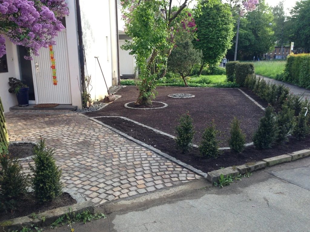 Vorgartengestaltung mit Pflasterfläche und Beetstruktur in Stuttgart-Degerloch