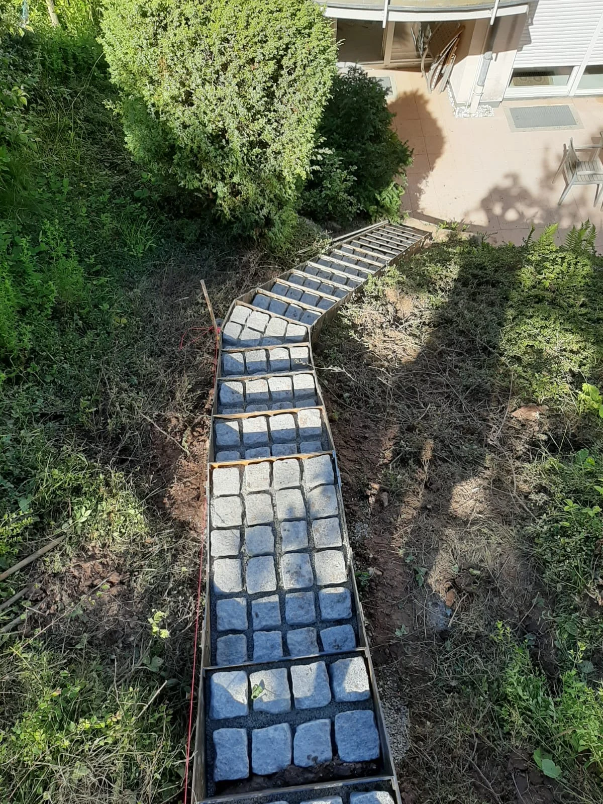 Steilhangtreppe aus Cortenstahl, ausgepflastert