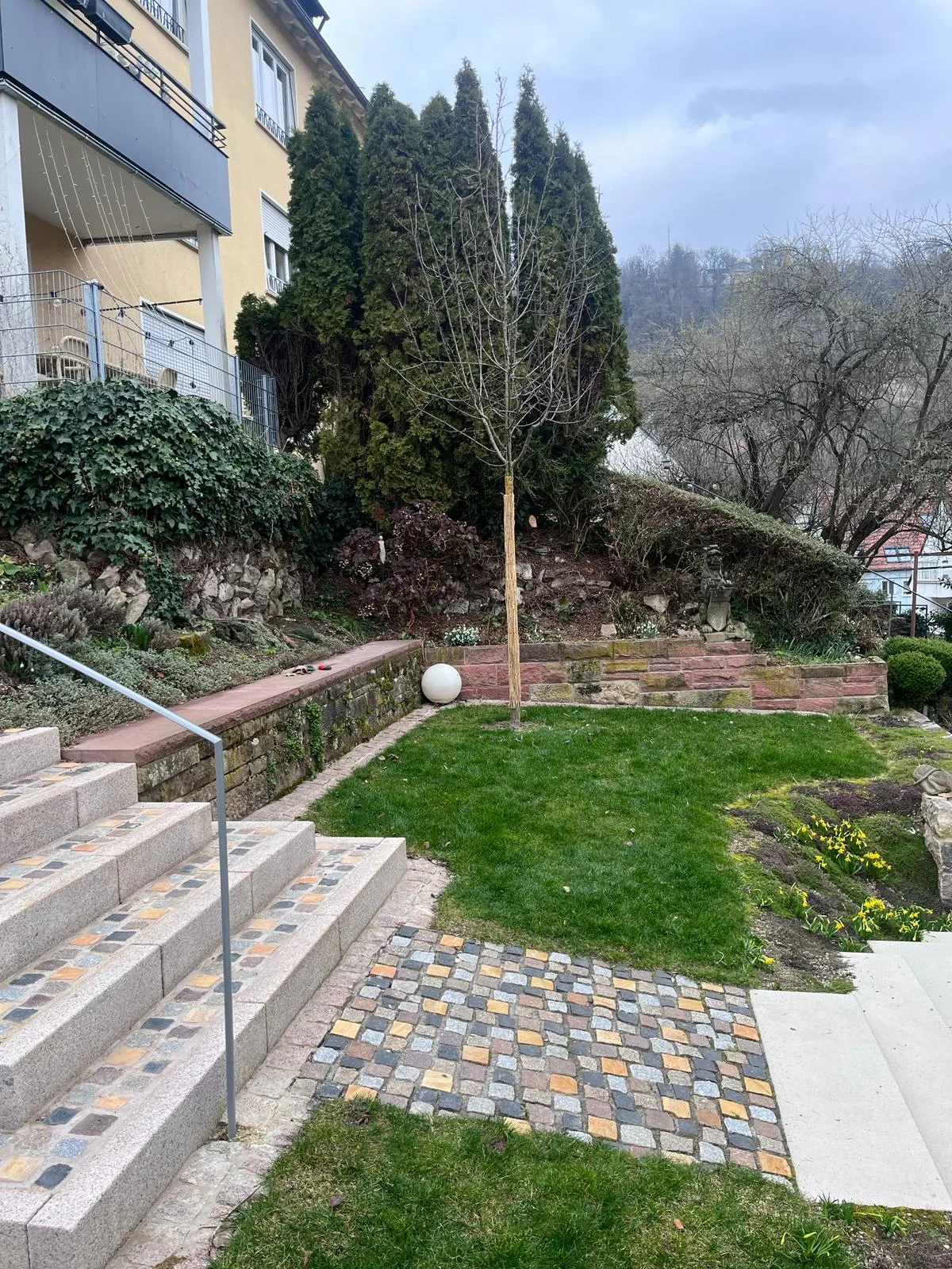 Gartenanlage mit Sandsteinmauer, Granittreppe und Pflasterfläche