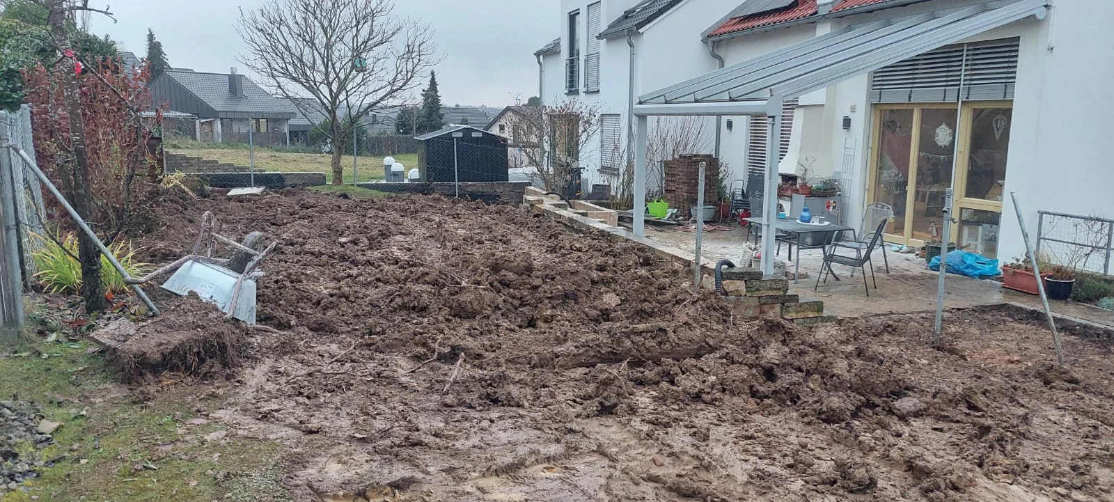 Vorher: Terrassierung mit Natursteinmauer, Treppe und Hochbeet in Pliezhausen