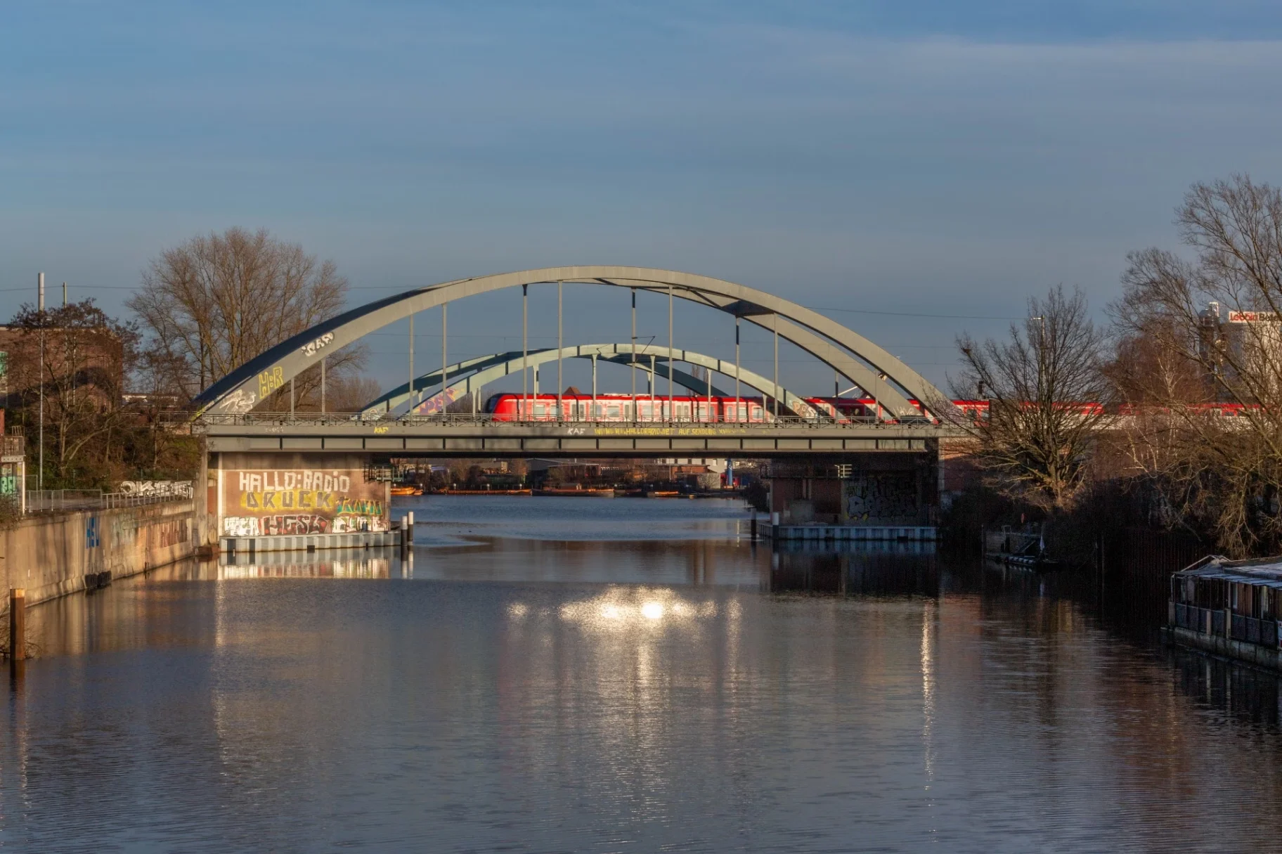 Eisenbahnbrücken über der Bille in Hamburg-Rothenburgsort mit einer roten S-Bahn