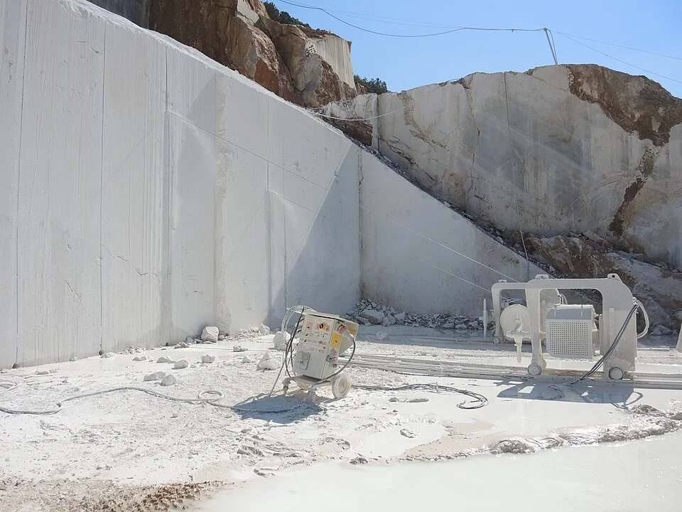 Diamond wire saw operating in a marble quarry