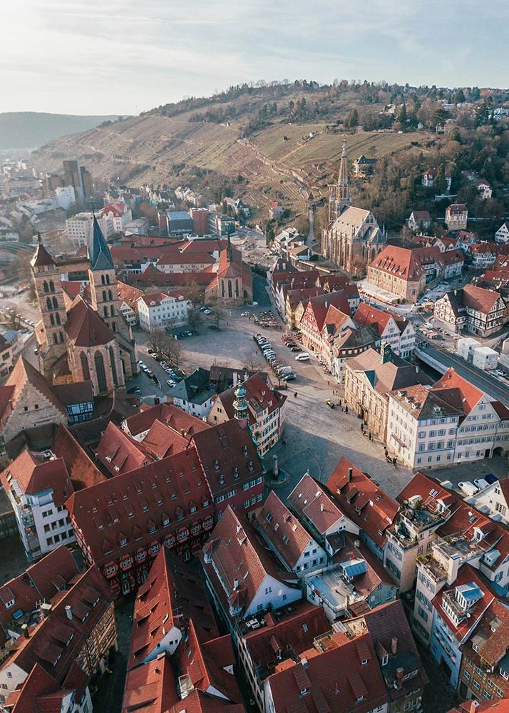 Luftaufnahme der Esslinger Altstadt mit Stadtkirche und Weinbergen