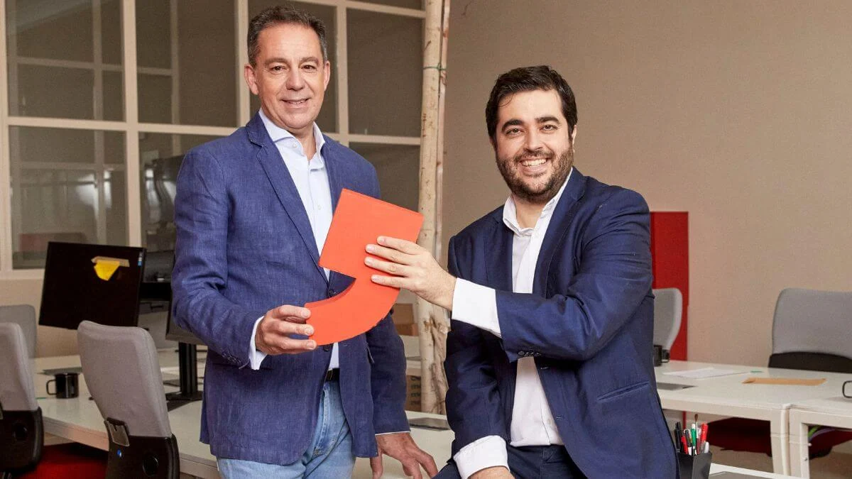 José Ramón López Grañeda y Rafael Tamames sostienen el símbolo rojo de Findasense en sus oficinas
