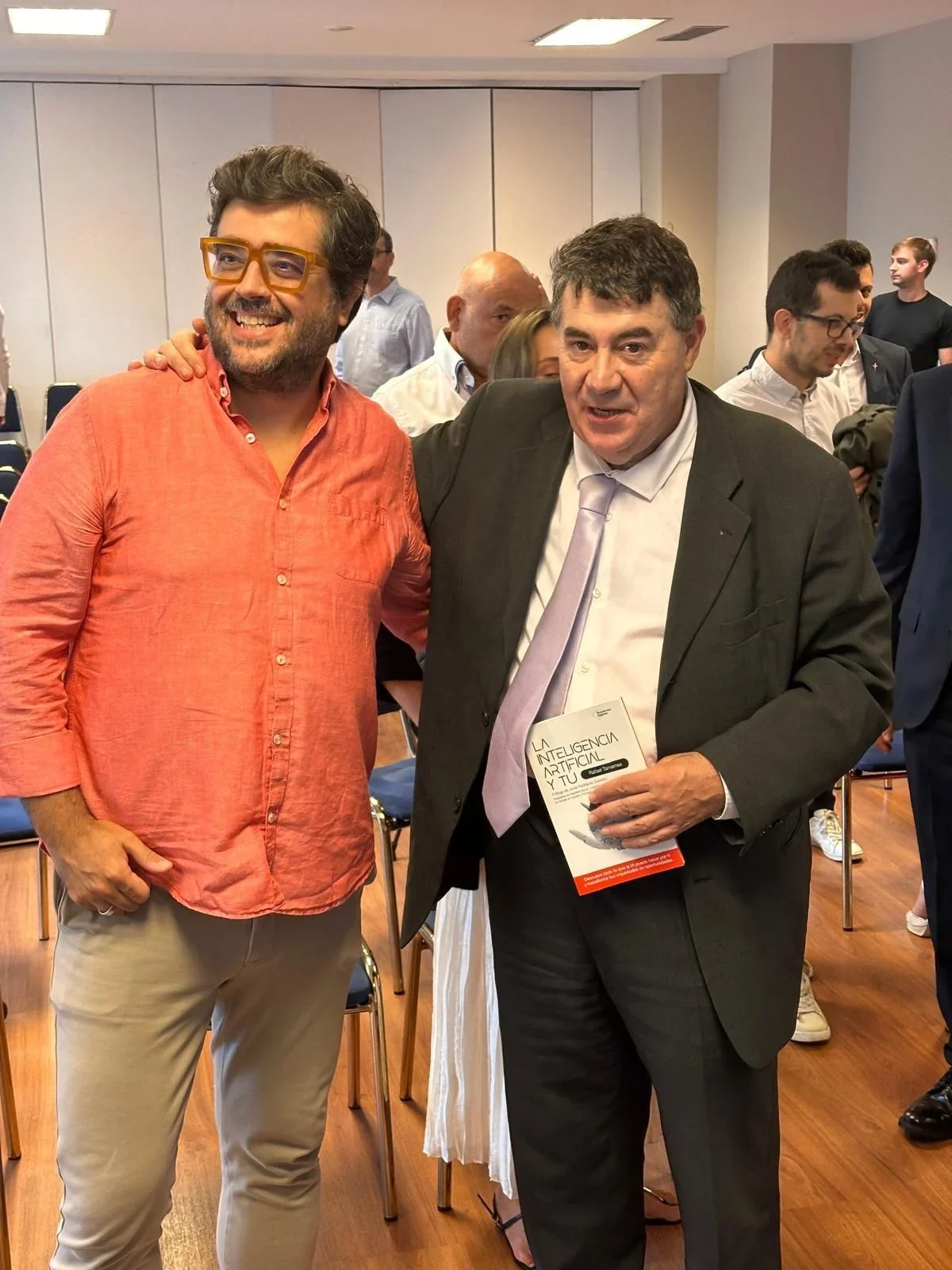 Rafael Tamames junto a Miguel Anxo Bastos Boubeta, que sostiene el libro La inteligencia artificial y tú, tras una charla en Vigo