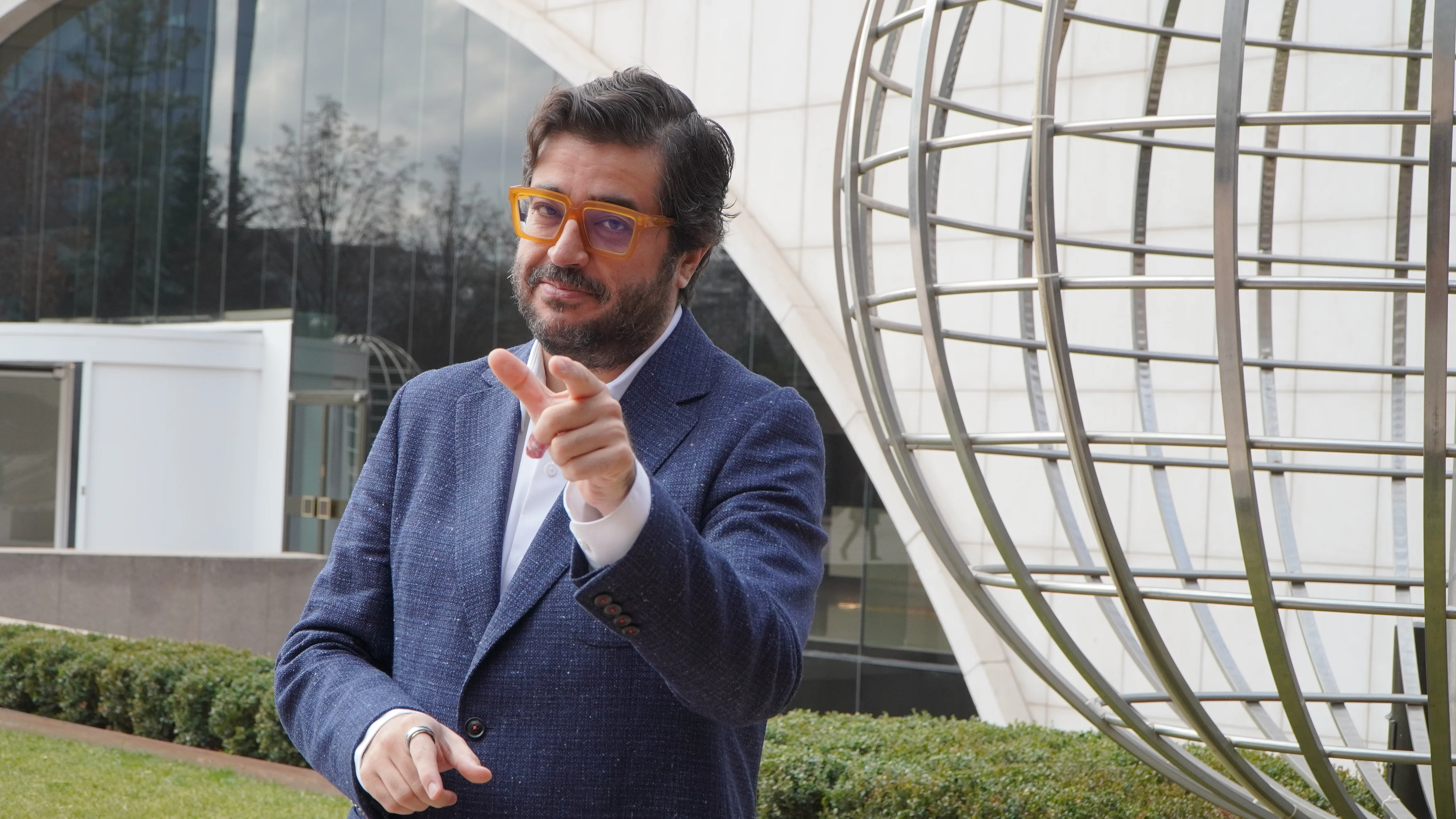 Rafael Tamames señalando a cámara en un entorno tecnológico