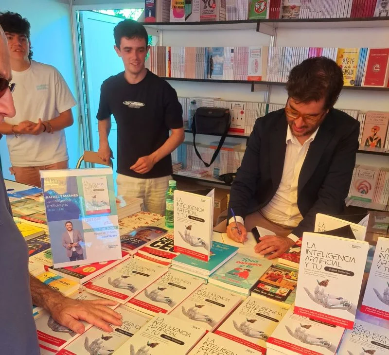 Rafael Tamames firmando La inteligencia artificial y tú en la Feria del Libro de Madrid