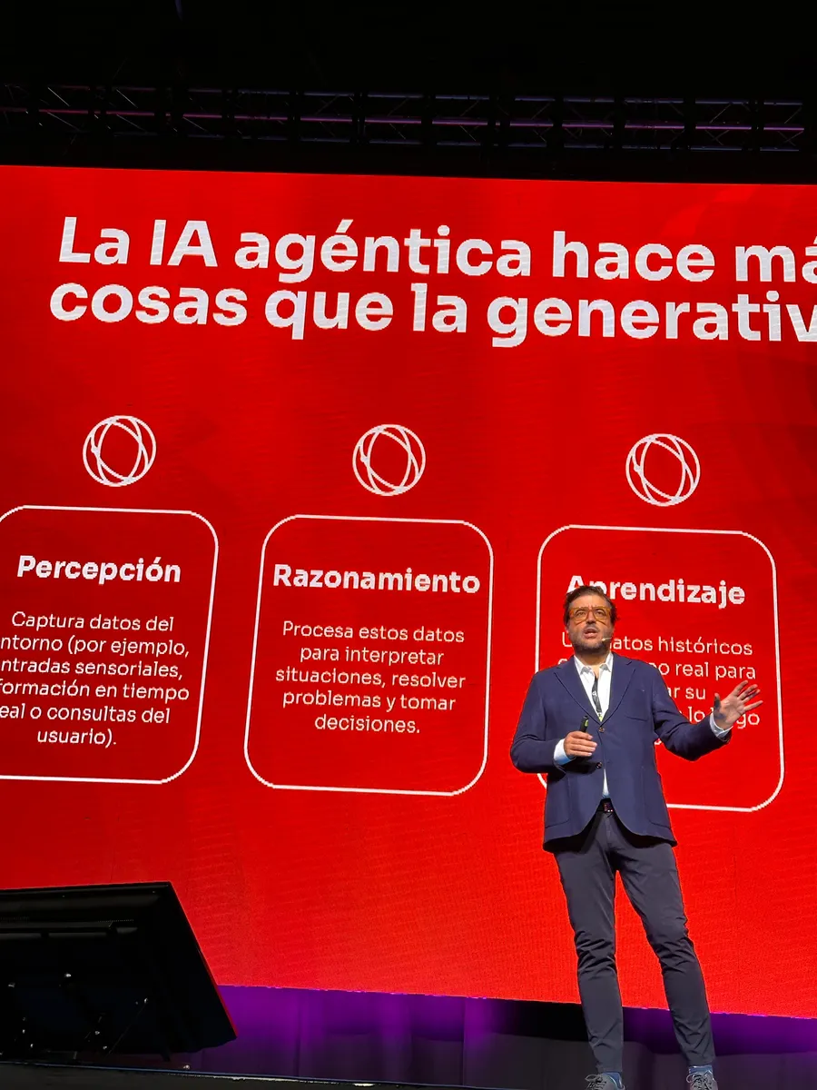 Rafael Tamames durante una intervención sobre inteligencia artificial agéntica
