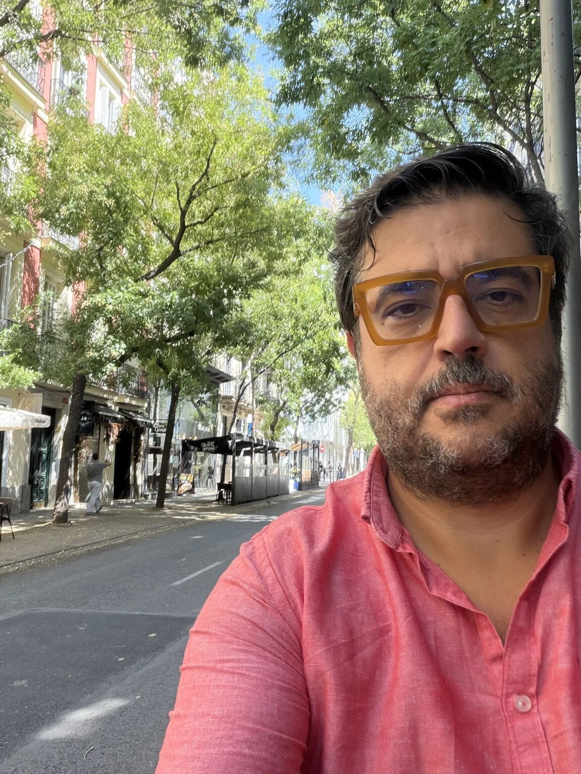 Rafael Tamames en una calle arbolada y casi vacía de Madrid durante el verano