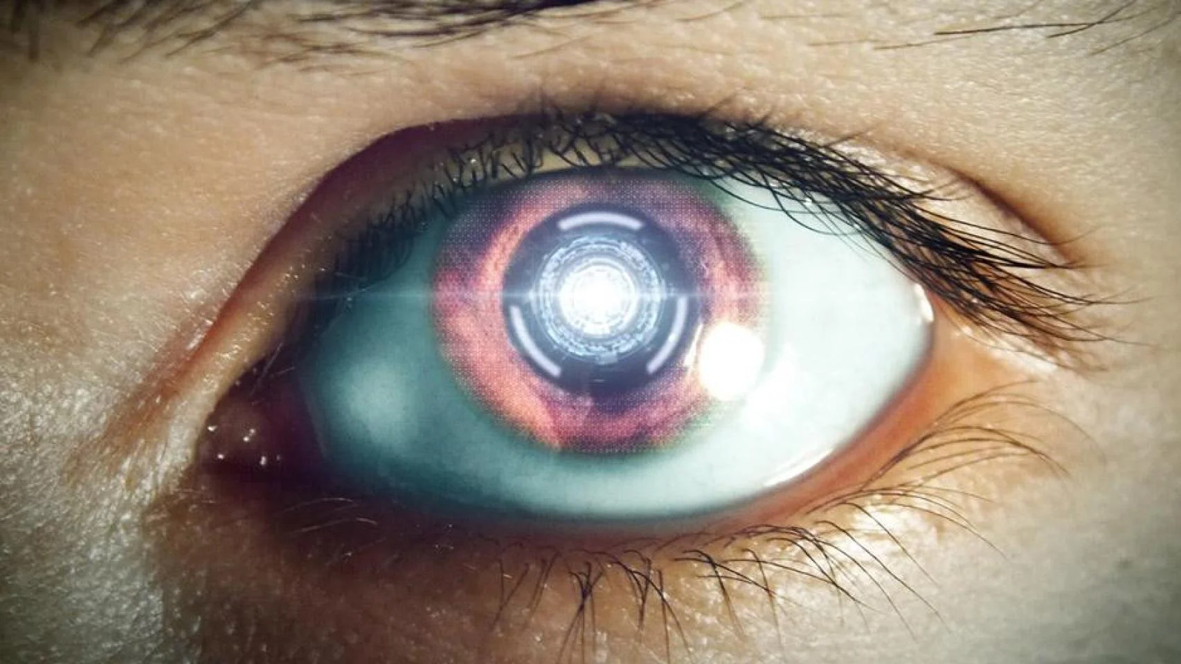Primer plano de un ojo con una interfaz tecnológica, imagen del artículo de Crónica Global