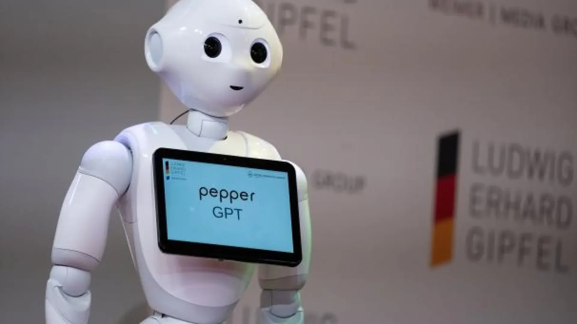 Robot Pepper GPT en una imagen publicada por 20minutos para una columna sobre regulación de inteligencia artificial