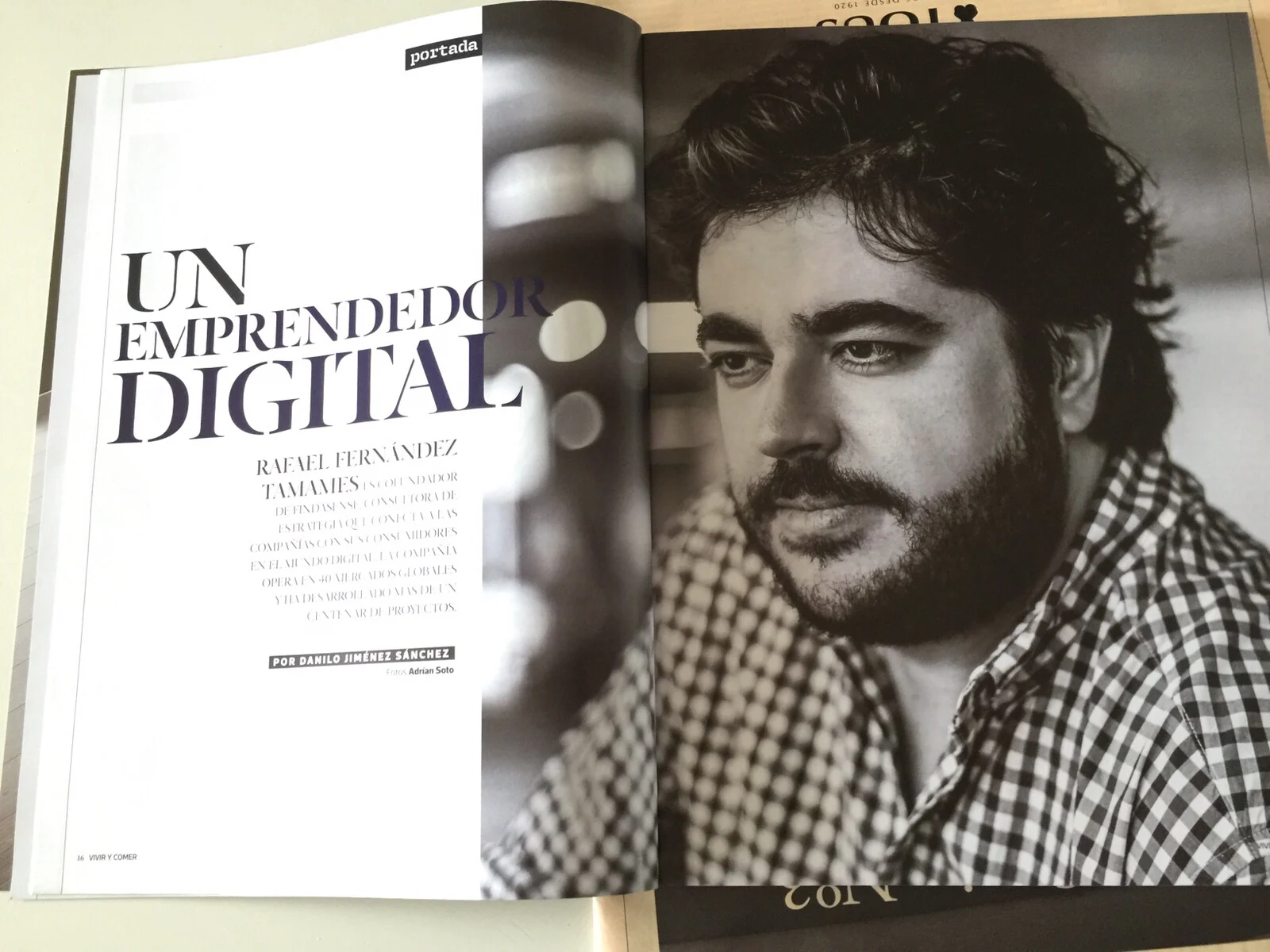 Doble página de apertura del reportaje Un emprendedor digital con un retrato de Rafael Fernández Tamames
