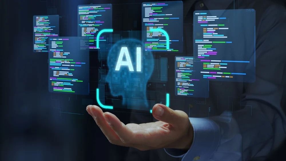 Interfaz digital de inteligencia artificial rodeada de ventanas de código sobre la mano de una persona