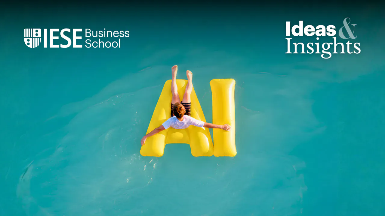 Imagen de IESE Ideas & Insights con una persona descansando sobre un flotador amarillo con forma de AI en el agua