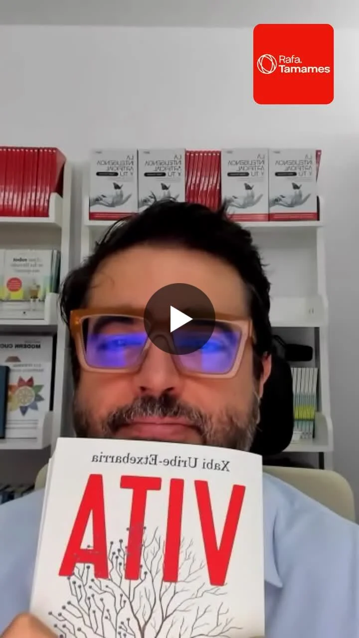 Rafael Tamames sostiene el libro Vita, de Xabi Uribe-Etxebarria, durante una recomendación en vídeo