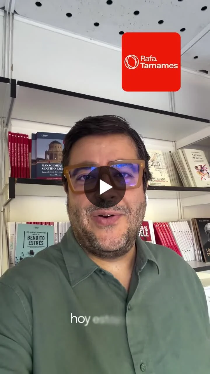 Rafael Tamames recomienda libros desde el stand de Plataforma Editorial en la Feria del Libro de Madrid 2026