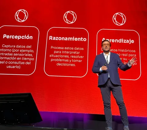 Rafael Tamames hablando sobre inteligencia artificial en un escenario