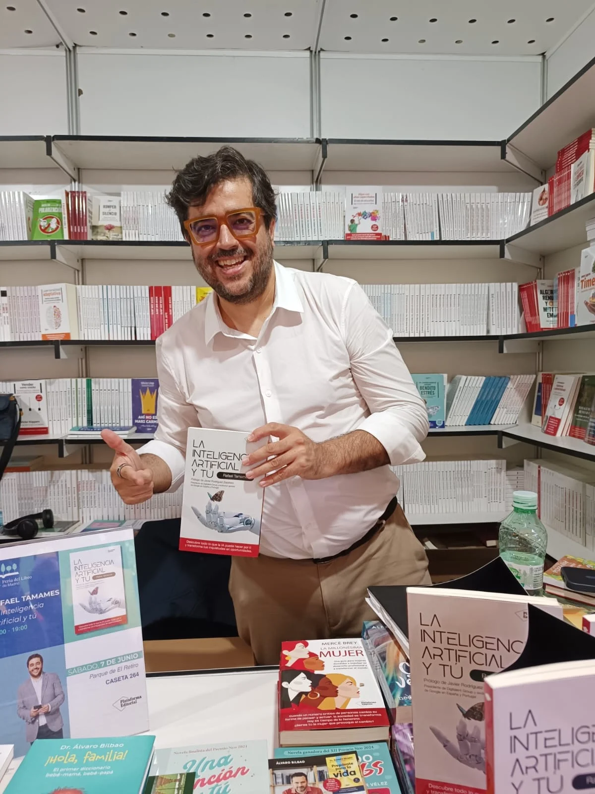 Rafael Tamames en una librería sosteniendo su libro La inteligencia artificial y tú