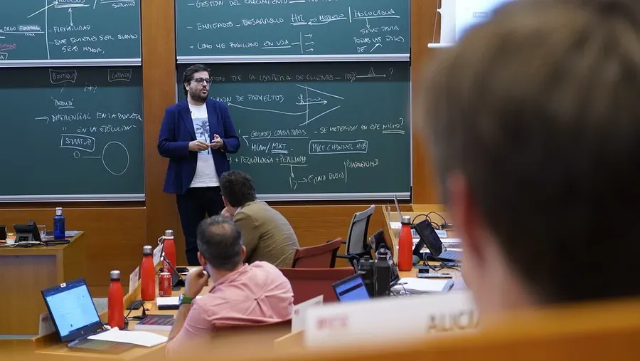 Rafael Tamames impartiendo una sesión de formación en un aula ejecutiva